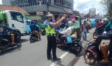 Polsek Sukalarang Laksanakan Pengaturan Lalu Lintas,Bentuk Pelayanan Prima Kepada Warga