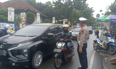 Antisipasi Kemacetan,Unit Lantas Polsek Cikole Laksanakan Gatur Lalin