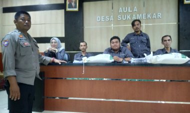 Bhabinkamtibmas Sukamekar Polsek Sukaraja Laksanakan Pengamanan Pembagian Bansos