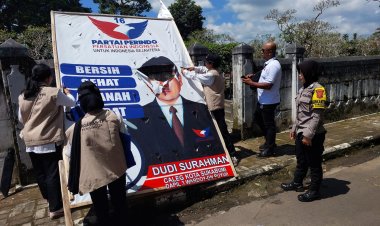 Jelang Masa Tenang,Polsek Warudoyong Kawal Penertiban Alat Peraga Kampanye