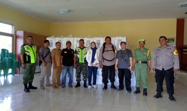 Kepala Desa Bersama Babinkamtibmas dan Babinsa  Desa Sukamekar Pantau Tempat Pemungutan Suara