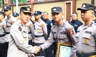 Apresiasi Perolehan Nilai Kompetensi Tertinggi, Kadiv Humas Beri Beasiswa 6 Bintara