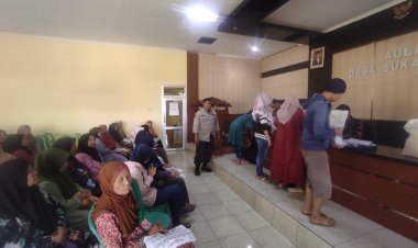 Penyaluran Bansos Desa Sukamekar Dikawal Bhabinkamtibmas Desa Sukamekar