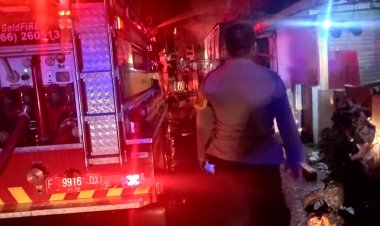 Polsek Sukaraja Bersama Damkar Bahu  Membahu Padamkan Kebakaran Ruko Milik Warga