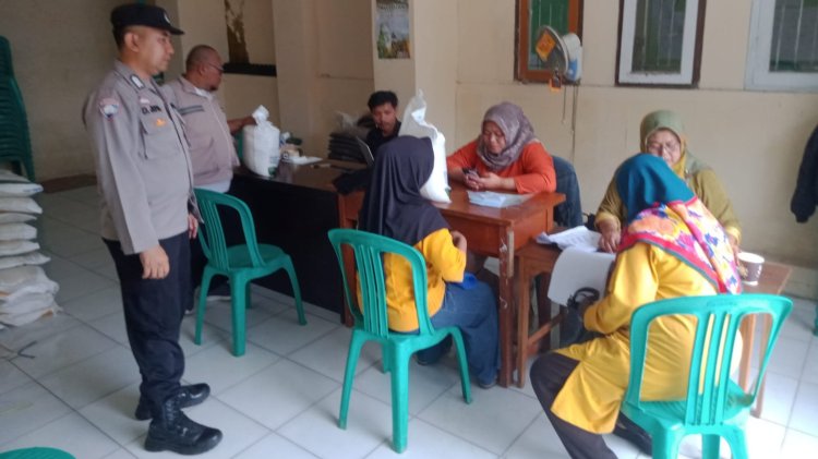 Bhabinkamtibmas Polsek Sukabumi Monitoring Penyaluran Bantuan Pangan