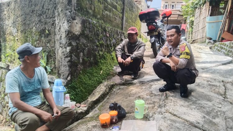 Jaga Sitkamtibmas Di Desa Binaan Bhabinkamtibmas Sambangi Warga