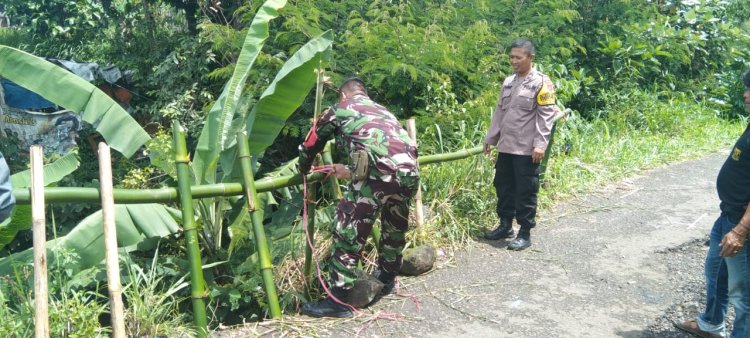 Tanah Longsor di Bahu Jalan, Bhabinkamtibmas dan Babinsa Cepat Tanggap Datangi Desa