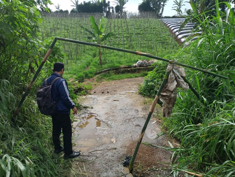Jembatan penghubung antar Kampung terkena Longsoran Tanah, Polisi Bersama Pemdes Sigap Datangi Lokasi