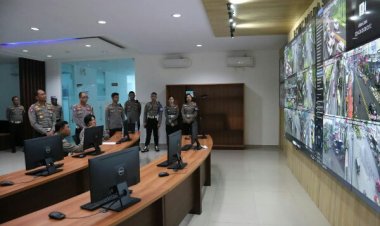 Kapolda Pantau Arus Lalu Lintas melalui RTMC Ditlantas Polda Sulut