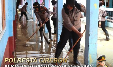 Polresta Cirebon Kerja Bakti Bantu Warga Bersihkan Lumpur Pasca Banjir