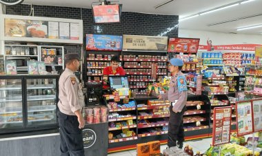 Sampaikan Himbauan Kamtibmas Kepada Karyawan Mini Market,Polsek Sukalarang Gencar Laksanakan Patroli Dialogis