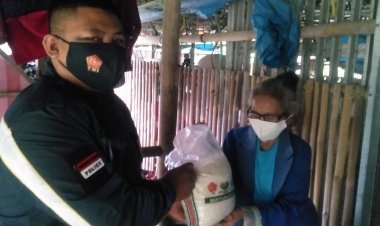 Bhabinkamtibmas Polsek Sukaraja Bagikan Bantuan Sembako Upaya Ringankan Beban Kebutuhan Warga