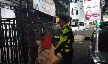 Polsek Waru doyong Laksanakan 'PAS SAHUR' (Patroli Saat Sahur) dan Bagikan Sembako