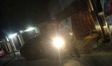 Bhabinkamtibmas dan Ketua RW 06 Cikapek Bubarkan Tawuran Sarung di Situ Cijeruk Desa Sukamekar