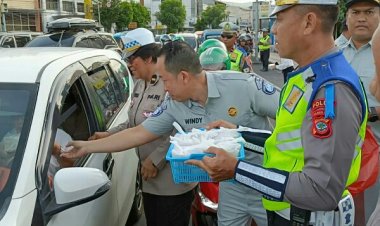 Ditlantas Polda Sulut dan Jasa Raharja Bagi-bagi Makanan Takjil sambil Ajak Warga Tertib Berlalulintas