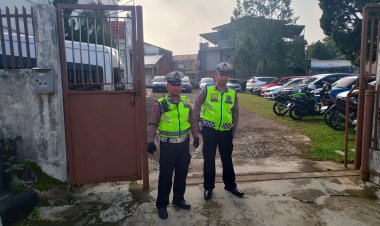 Guna Kondusifitas Terjaga, Polsek Baros Laksanakan Pengamanan di Gereja Sidang Kristus