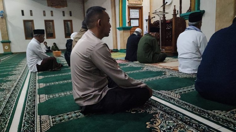 Ciptakan Rasa Aman, Bhabinkamtibmas Polres Sukabumi Kota Laksanakan Sholat Shuhuh Berjamaah