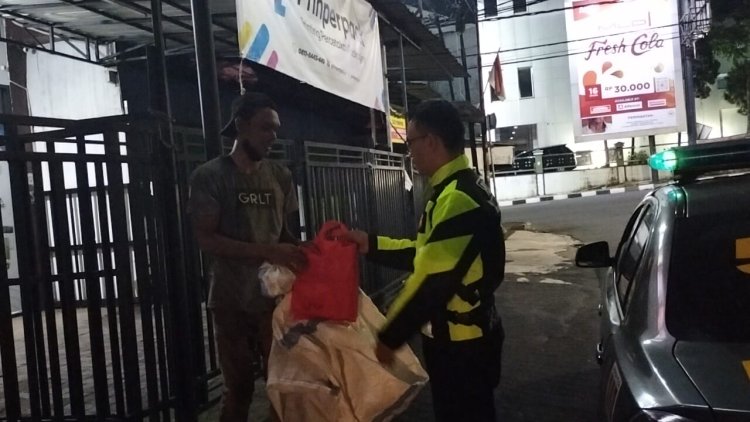 Polsek Waru doyong Laksanakan 'PAS SAHUR' (Patroli Saat Sahur) dan Bagikan Sembako