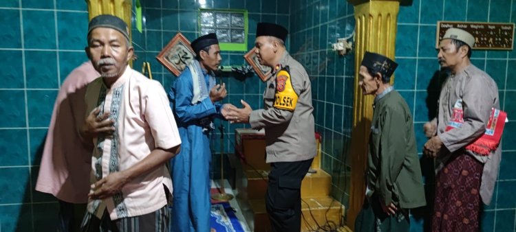 Taraweh Bareng Warga, Kapolsek Ajak Warga Jaga Keamanan Lingkungan