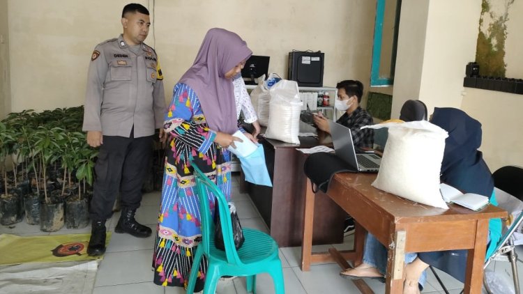 Bhabinkamtibmas Polsek Sukabumi Monitoring Penyaluran Beras