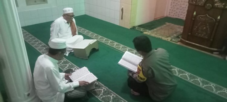 PAS TRANSIT, Bhabinkamtibmas laksanakan tarawih bersama warga