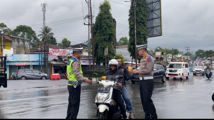 Polisi di Sukabumi Patroli Sebelum Buka Puasa Sambil Berbagi Takjil