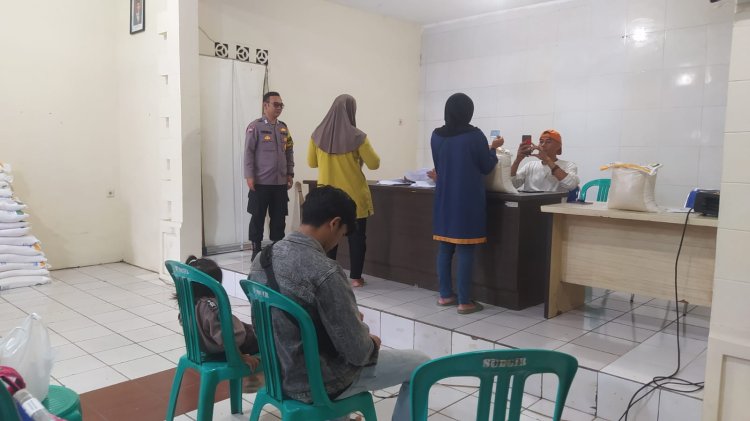 Bhabinkamtibmas Polsek Sukabumi Monitoring Penyaluran Bantuan Pangan Nasional