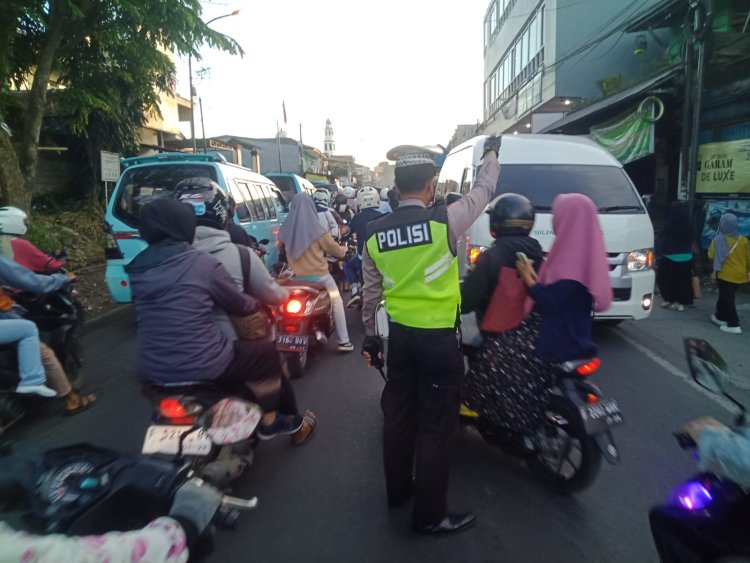 Antisipasi Kemacetan Pagi, Unit Lantas Polsek Sukalarang Melaksanakan Pengaturan Lalu Lintas Saat Jam Masuk Karyawan