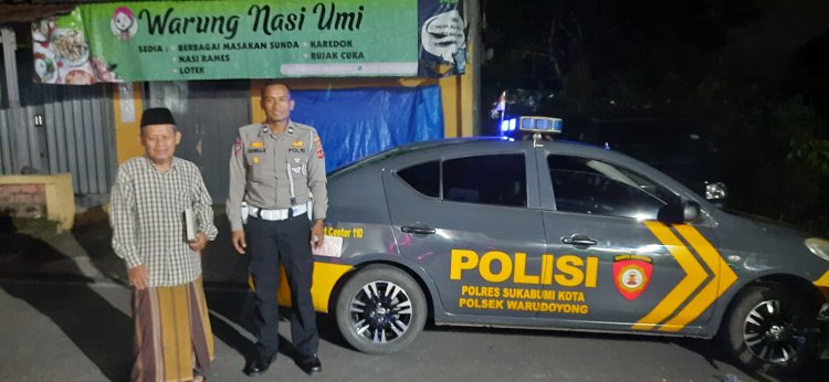 Patroli Saat Sahur Polsek Warudoyong Membagikan Sembako Kepada Warga