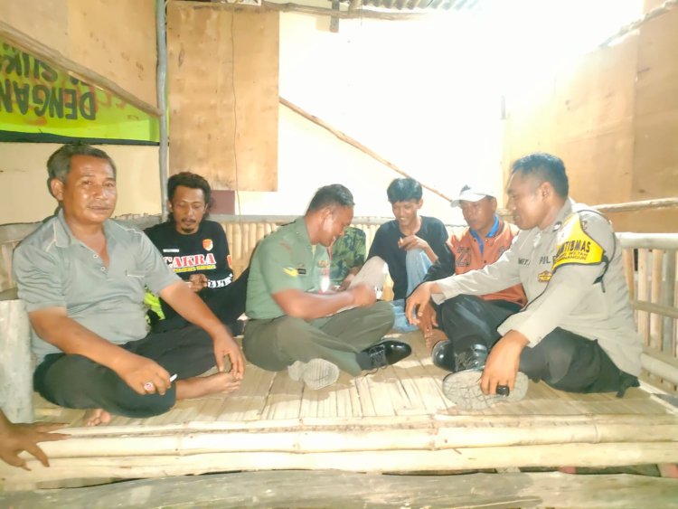 Sinergitas TNI -Polri, Bhabinkamtibmas bersama Babinsa Laksanakan Pembinaan Petugas Satkamling