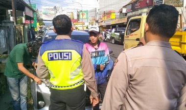 Diduga Epilepsi Kambuh, Pengemudi Minibus Tabrak Pagar Warga di Sukaraja