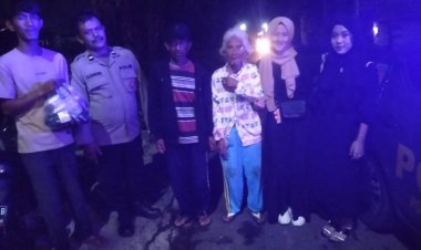 Personil Polsek Sukaraja Evakuasi Seorang Nenek Terkapar diTengah Jalan