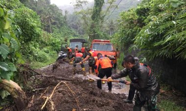 Yonmarhanlan VIII Bitung Bantu Warga Bersihkan Material Banjir dan Longsor