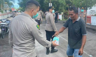 Tim Dokkes Polda Sulut Bagikan Masker di Lokasi Pengungsian Warga Terdampak Erupsi Gunung Ruang