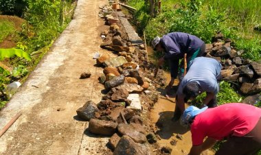 Kekompakan Warga Kampung Cibeureum Pasir, Gotong royong Perbaiki Akses Jalan Pemakaman