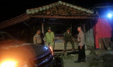 Ciptakan Kondisi Wilayah Yang Aman, Kapolsek Kaliwedi Sambangi Pos Kamling