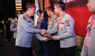 7 Anggota Humas Polri Terima Penghargaan dengan Nilai Sertifikasi Kompetensi Terbaik