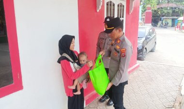 Kapolsek Pabedilan Berikan Bantuan Sembako Upaya Cegah Stunting