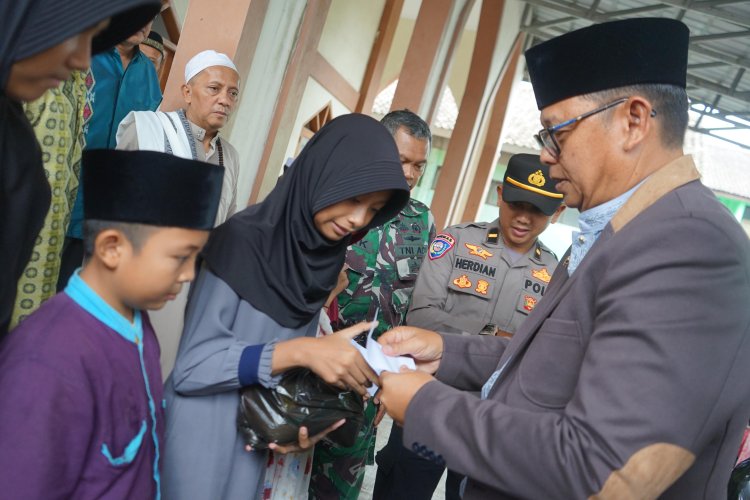 Wujud Kepedulian: Pj Wali Kota Sukabumi Hadiri Penyerahan Santunan di Ponpes Al-Islamiyah Ahyani
