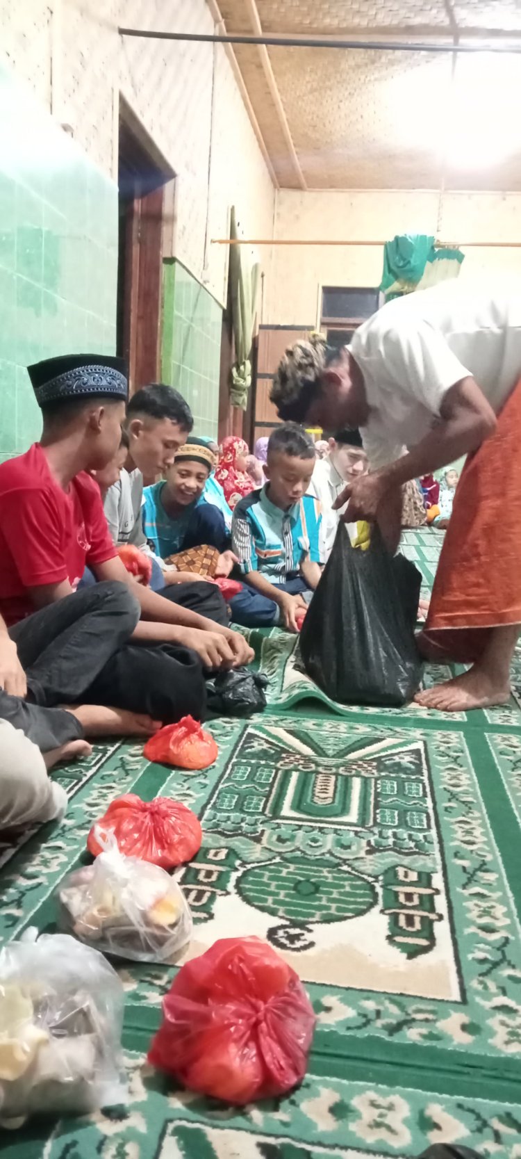 Tradisi Malam Salapan Likur, Menutup Tarawih Ramadan Dengan Nasi Kuning