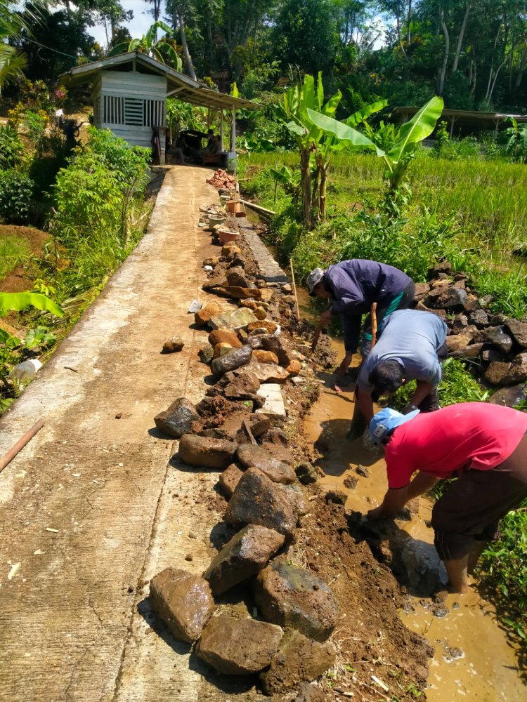 Kekompakan Warga Kampung Cibeureum Pasir, Gotong royong Perbaiki Akses Jalan Pemakaman