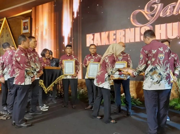 Kabid Humas Polda Sumsel Terima Penghargaan Sebagai Juara 1 Amplifikasi Berita Terbanyak se-Indonesia