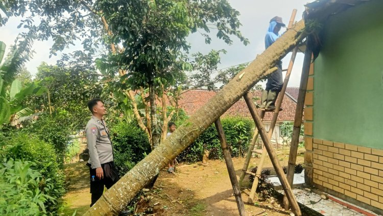 Bhabinkamtibmas Desa Perbawati Lakukan Patroli Sambang Pasca Hujan Deras