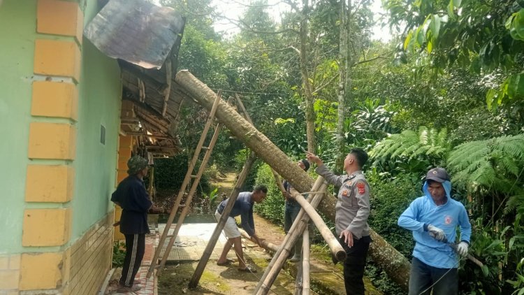 Bhabinkamtibmas Desa Perbawati Lakukan Patroli Sambang Pasca Hujan Deras
