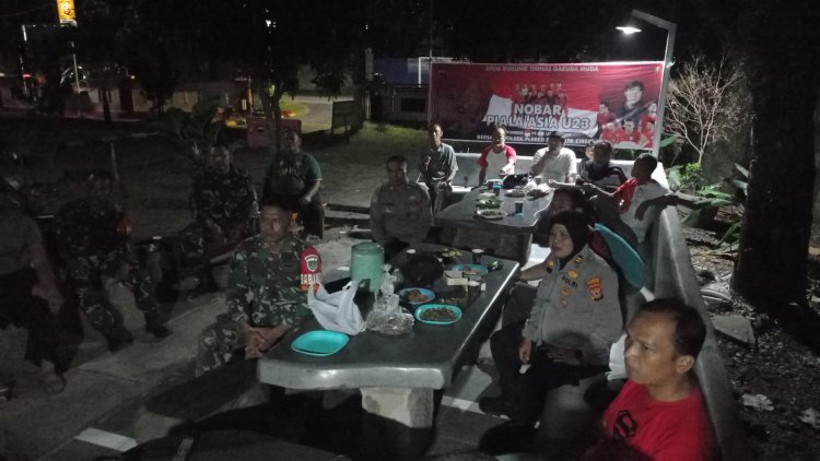 Dukung Timnas Muda U-23,  Polsek Plered Gelar Nobar Bersama Warga