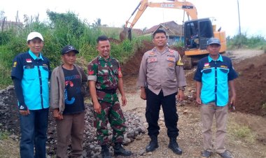 Bhabinkamtibmas dan Babinsa Monitoring Pengamanan Pembangunan Jalan Desa Sukamekar