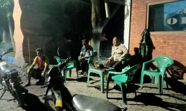 Jalin Silaturahmi Dengan Warga, Kanit Binmas Polsek Susukan  Sambangi Pos Kamling