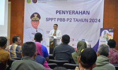 Pj Wali Kota Sukabumi Serahkan SPPT PBB-P2 Secara Simbolis