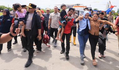 Kapolda Sulsel Pimpin Evakuasi Ibu Hamil dan Salurkan Bantuan Via Udara di Luwu