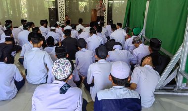 Police Goes To School, Polsek Pabedilan Berikan Pembinaan di Pesantren Nurul Hayah 2
